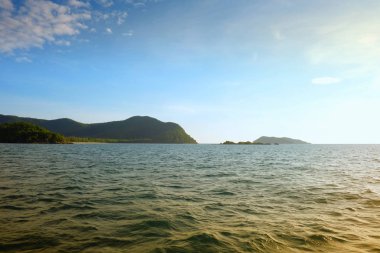 Akşam gün batımı görünümünde Samaesarn Adası.