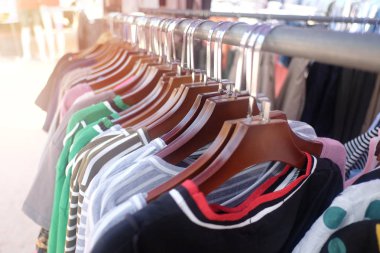 Renkli giysiler çamaşır ipi asılı ve turuncu güneş ışığı var