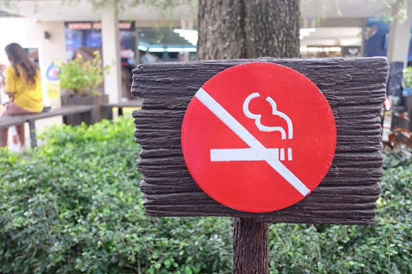 Dřevěné nápisy zakazující kouření ve veřejných parcích. — Stock fotografie
