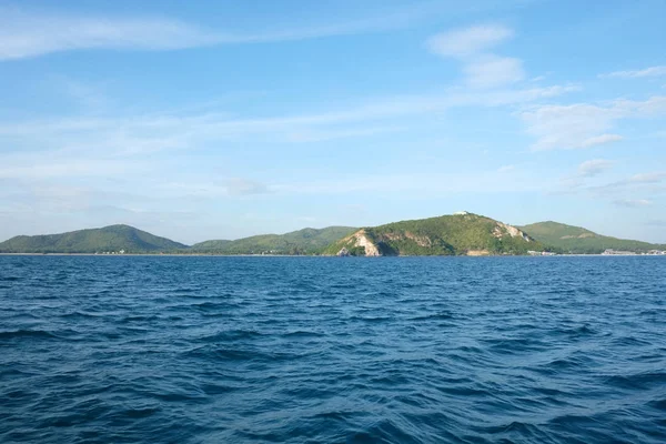 Остров Самасарн в дневное время и голубое небо . — стоковое фото
