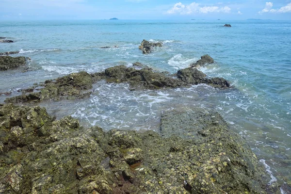 チョンブリ県の沿岸観光スポットの昼間 — ストック写真