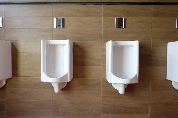 Urinarios blancos en el baño de hombres de decoración de interiores . — Foto de Stock