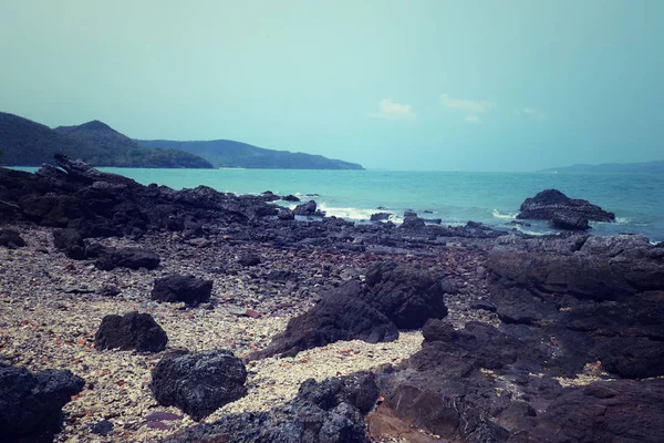 Rocas marinas y costas en Chonburi . — Foto de Stock