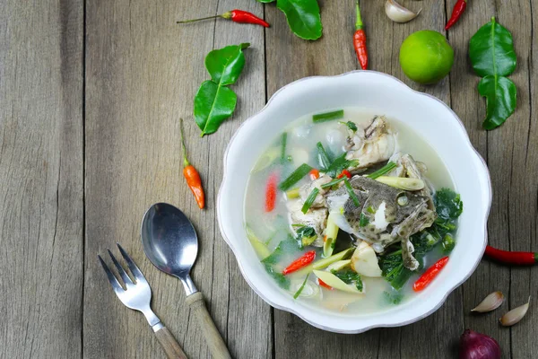 Tom Yum grouper vis pittige soep van Thais eten in een kom op houten — Stockfoto