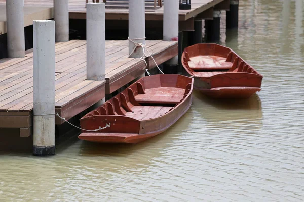 Bateaux traditionnels en bois de Thaïlande flottant sur l'eau . — Photo