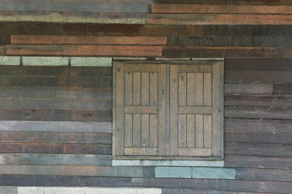 Ściany i okna drewnianych domów tła. — Zdjęcie stockowe