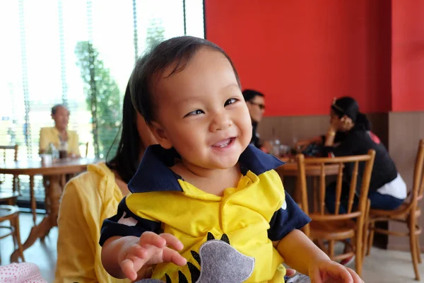 Asiático chico que es sonriendo felizmente . —  Fotos de Stock