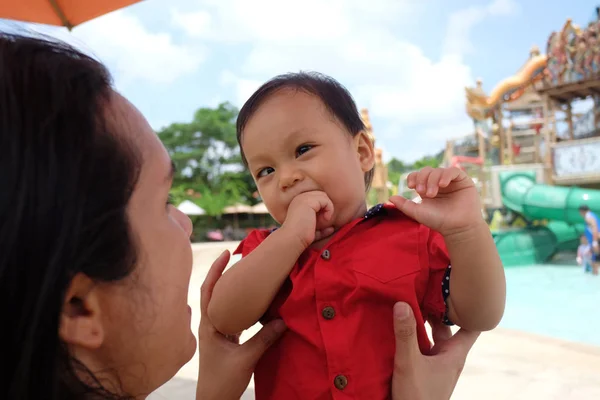 Asiatische Mutter trägt ein Baby. — Stockfoto