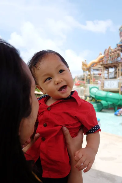 Asiatische Mutter trägt ein Baby. — Stockfoto