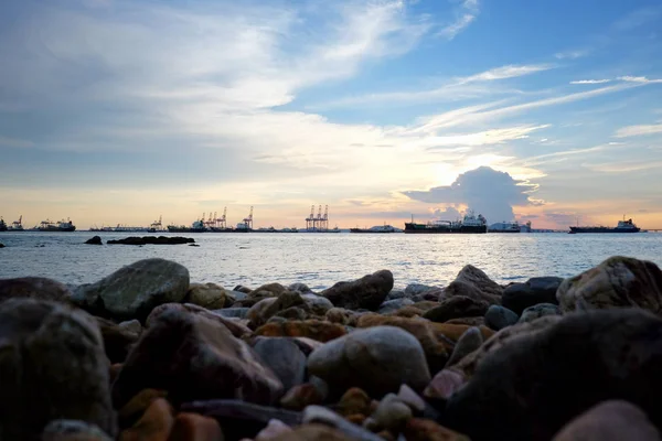 Djup havs hamn och lastfartyg utsikt och kust i Chonburi provin — Stockfoto