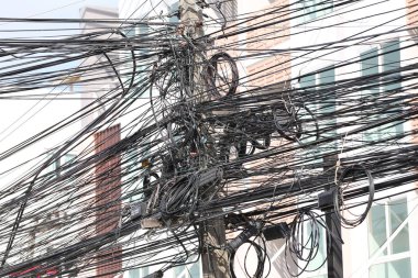 Elektrik direklerindeki kablo telleri birbirine dolanmış, Dağınık sinyal hattı.