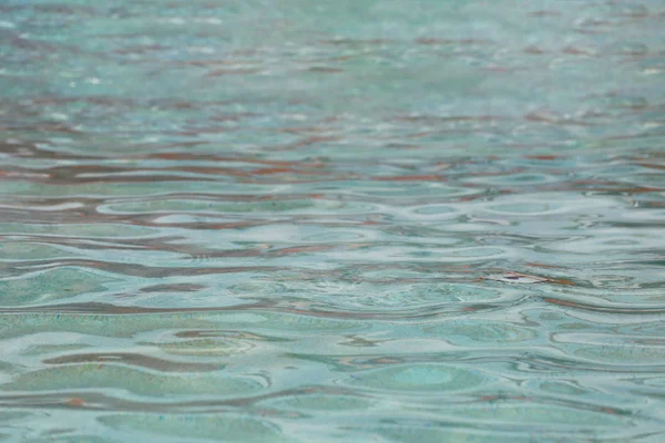 Welle von Wasser im Pool. — Stockfoto