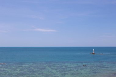 Gündüz deniz ve mavi gökyüzünde deniz feneri, Thaila tropikal deniz