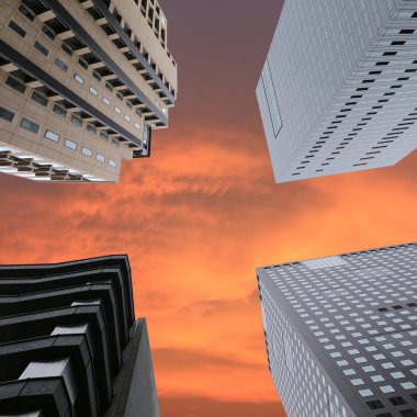 Alacakaranlık gökyüzü backgrou üzerinde alt görünümünden yüksek katlı bina