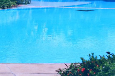 Gündüz boş havuz.