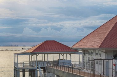 Rahatlama kiçin Riverside pavyonu.