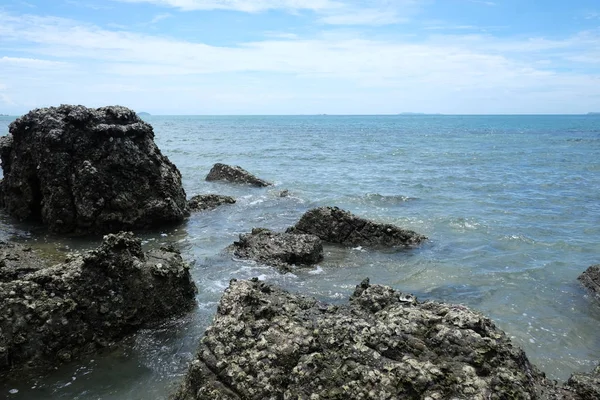 Kust havet och blå himmel på dagtid. — Stockfoto