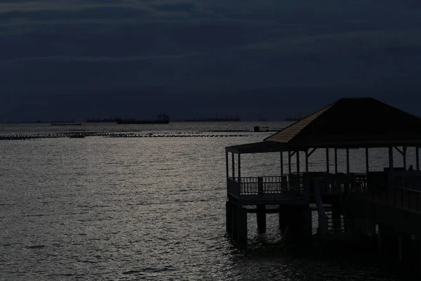 Paviljoen aan de rivier voor ontspanning. — Stockfoto