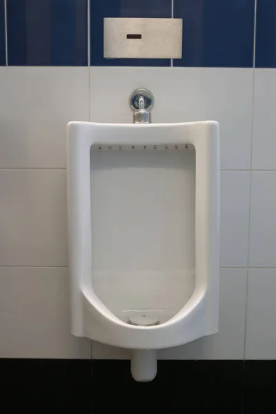Urinarios blancos en el baño de hombres de decoración de interiores . — Foto de Stock