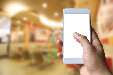 Arka kahve kafede akıllı telefon cihazı tutan bir adamın eli