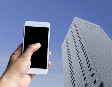 Boş bir akıllı telefon cihazı tutan bir adamın eli.