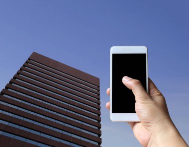 Boş bir akıllı telefon cihazı tutan bir adamın eli.