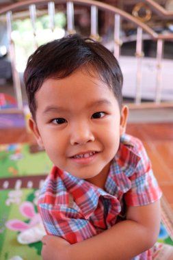 Asyalı çocuğun yüzüne odaklan..