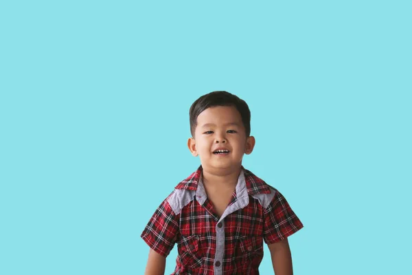 Fokus auf Aktion eines asiatischen Jungen spielt auf pastellblauem Hintergrund — Stockfoto