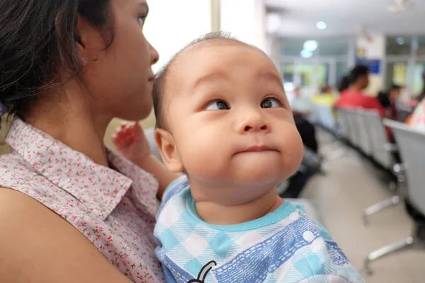 Asian boy with strabismus and mom. — Stock Photo, Image