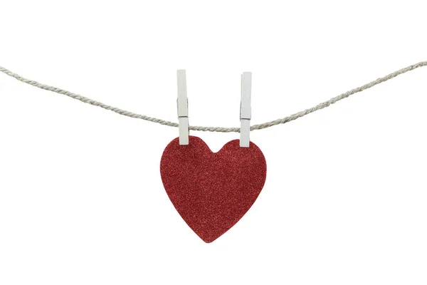 Rotes Herz hängt an einem Seil isoliert auf weißem Hintergrund. — Stockfoto