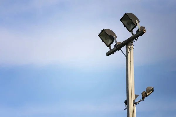 Spotlight of Lighting Pole kék ég háttér. — Stock Fotó