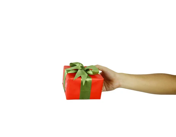Χέρι ανθρώπου με ένα κόκκινο κουτί δώρου απομονωμένο σε λευκό. — Φωτογραφία Αρχείου