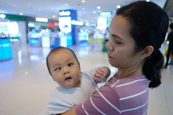 Asiático menino com estrabismo e mãe . — Fotografia de Stock