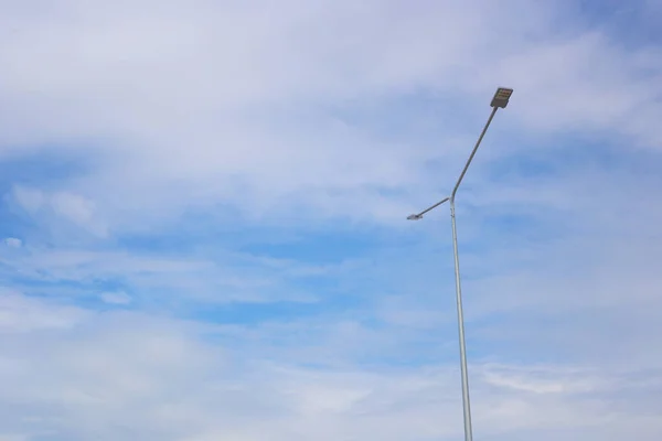 Energiesparen von Solarleuchtmasten auf Himmelshintergrund. — Stockfoto