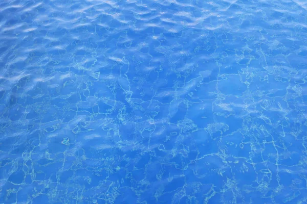 Oberfläche des blauen Wassers im Pool, oberes Wasser der Natur — Stockfoto
