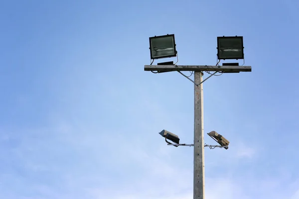 Foco de la iluminación poste sobre fondo azul del cielo . — Foto de Stock