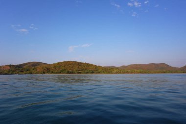 Denizdeki ada ve parlak gökyüzü, Chonburi 'deki deniz, popüler turizm merkezi..