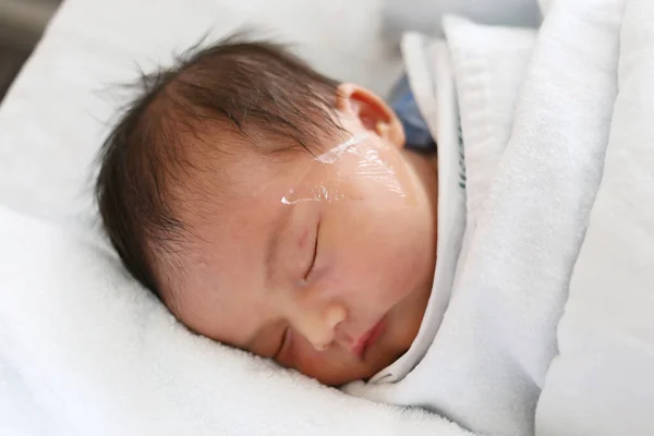 Младенец Девочка Азии Спит Кровати Имеет Ленту Положить Лицо Новорожденный — стоковое фото