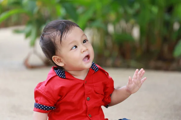 亚洲男孩有斜视和玩耍的动作 从健康和医疗的概念看婴儿的肖像 — 图库照片