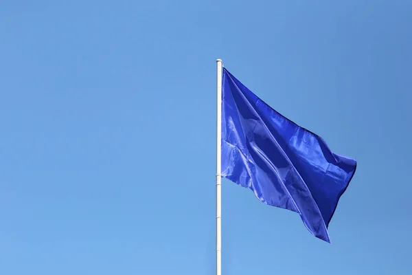 Leere Blaue Flaggen Blauen Himmel Hintergrund Und Haben Kopierraum Für — Stockfoto