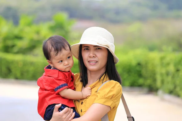 Asiatisches Baby Reist Mit Seiner Mutter Den Urlaub Konzept Der — Stockfoto