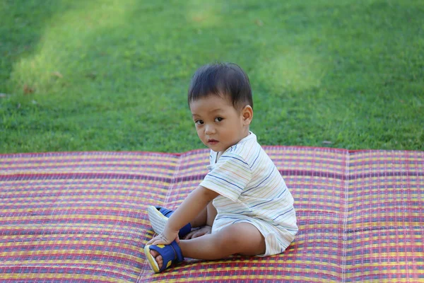 Asiático Chico Está Sentado Jardín Ternura Del Niño —  Fotos de Stock