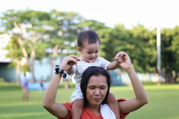 Asiático Chico Está Montando Madre Cuello Madre Amor Por Los —  Fotos de Stock