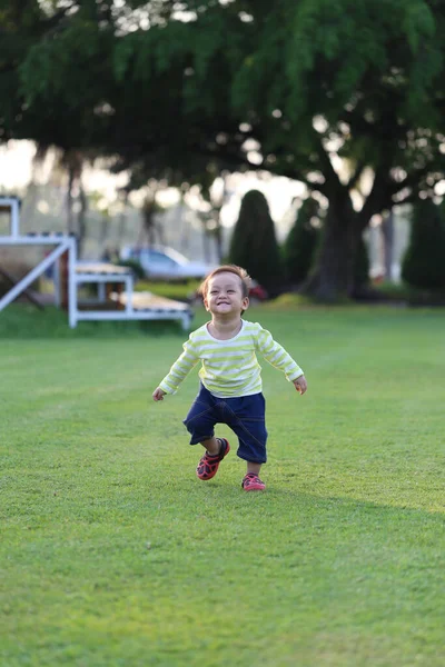 Asiático Chico Está Aprendiendo Caminar Jardín Ternura Del Niño —  Fotos de Stock