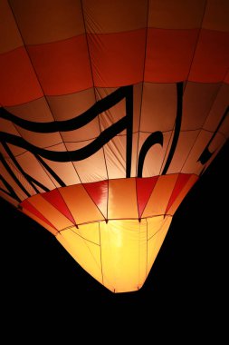 Balon gece gökyüzünde süzülüyor.