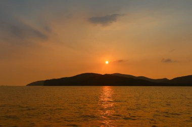 Tayland 'da günbatımı deniz manzarası, Chong Samaesarn popüler bir turizm merkezidir..