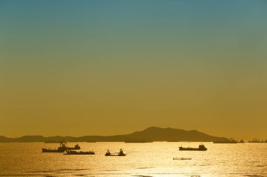 Koh Sichang 'a ve denizde kargo gemisine bakan gün batımı manzarası.