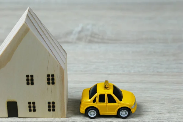 Παιχνίδια Αυτοκινήτων Και Ξύλινα Σπίτια Στην Έννοια Της Αγοράς Κατοικίας — Φωτογραφία Αρχείου