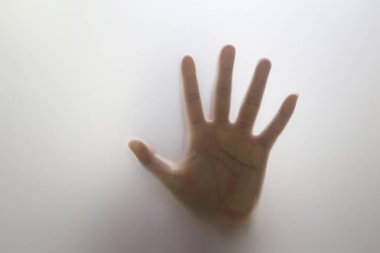 Kadın eli dur işareti gösteriyor, uyuşturucu ve cinsel taciz kavramı.