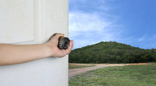 Hand Der Frau Die Die Tür Öffnet Und Blick Auf — Stockfoto